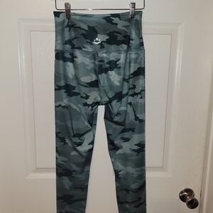 🆕 Beyond Yoga Hunter Green Camo Lux Midi Legging